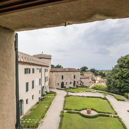 Apartment Romantico Appartamento Nel Castello Cola (Verona)